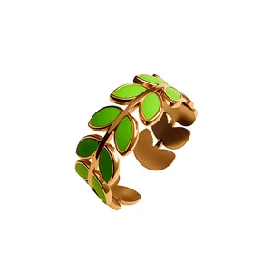 Dettaglio di un anello in acciaio inossidabile oro rosa con foglie in smalto verde