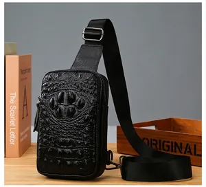 Vue détaillée du sac de poitrine pour homme en cuir noir à texture crocodile