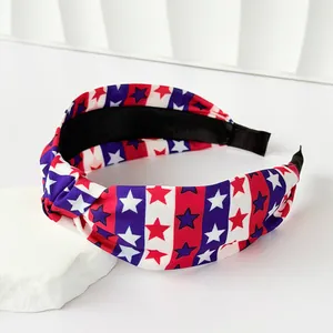 Gros plan du bandeau noué Independence Day avec motif étoiles et rayures