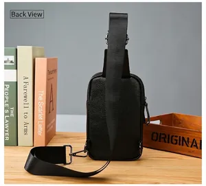 Vue arrière d'un sac de poitrine en cuir véritable noir pour homme avec bandoulière.
