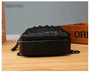 Vue détaillée du fond en cuir texturé d'un sac de poitrine pour homme en cuir véritable.