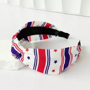 Vue détaillée d'un bandeau noué avec un motif d'étoiles et de rayures du drapeau US.