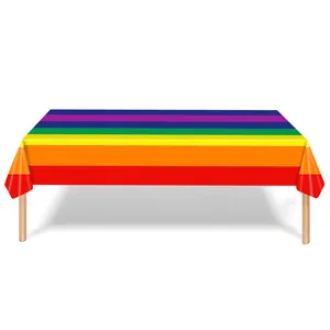 Detailansicht des lebhaften Regenbogenstreifenmusters auf einer Einweg-PE-Tischdecke