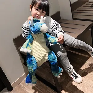 Vista dettagliata di uno zaino a dinosauro triceratops in peluche blu e crema per bambini