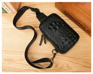 Détail du sac de poitrine en cuir véritable noir avec texture motif crocodile