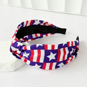 Gros plan sur le bandeau noué Independence Day avec motif d'étoiles et de rayures