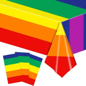 Detailansicht der leuchtenden regenbogenfarbenen Einweg-PE-Plastiktischdecke für Partys.