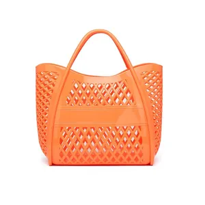 Detaillierte Ansicht der leuchtend orangefarbenen Jelly-Tasche für den Sommerstrand