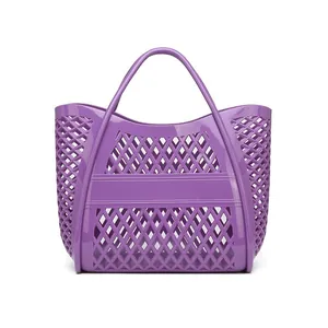 Detailansicht der lila ausgehöhlten Jelly-Tasche mit Rautenmuster