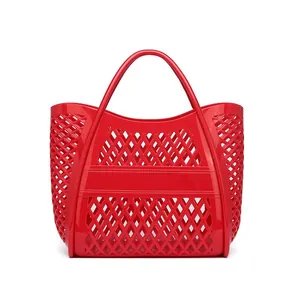 Detail einer roten, hohlen Mesh-Gelee-Korb-Tasche aus wasserdichtem PVC-Material