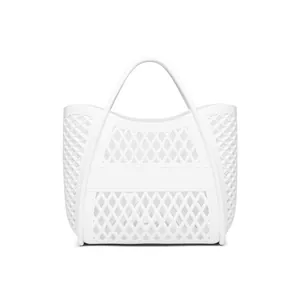Nahaufnahme der weißen, hohlen Silikon-Strandtasche mit Diamant-Gittermuster