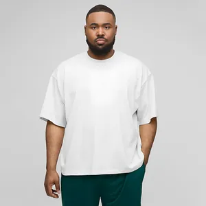 Vue détaillée d'un t-shirt blanc en coton épais avec épaules tombantes pour homme