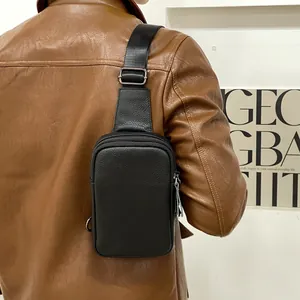 Sac de poitrine en cuir véritable noir de qualité supérieure porté par un homme