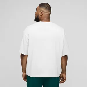 Vue arrière d'un t-shirt lourd en coton blanc surdimensionné à épaules tombantes pour homme