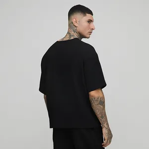 Vue arrière d'un t-shirt noir lourd pour homme avec épaules tombantes et coupe oversize