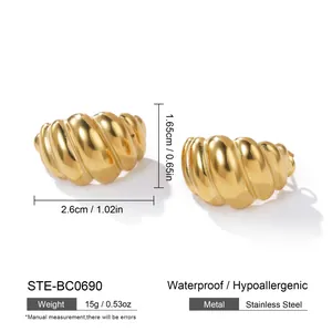 Gold-plated stainless steel croissant earrings with 2.6cm x 1.65cm size and weight specs