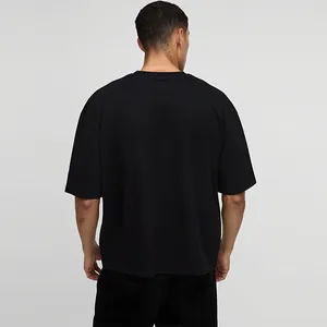 Vue arrière d'un t-shirt en coton épais pour homme, coupe oversize à épaules tombantes