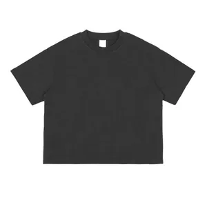 Vue détaillée d'un t-shirt en coton noir épais avec coupe carrée et épaules tombantes