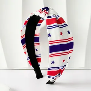 Vue détaillée du bandeau noué avec motif étoiles et rayures pour l'Independence Day.