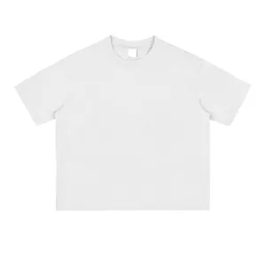 Vue détaillée de face d'un t-shirt en coton blanc lourd à la coupe carrée et large