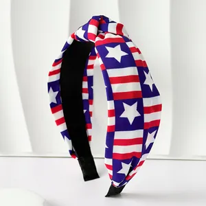 Vue détaillée du bandeau noué patriotique drapeau américain avec étoiles et rayures.