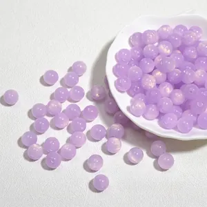 Detailopname van 10mm paarse acryl kralen met glitter voor DIY sieraden maken nu.