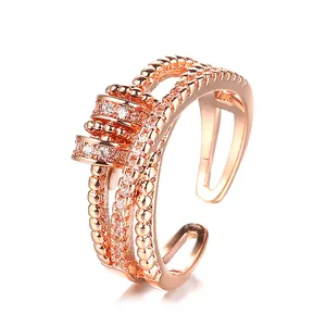 Bague rotative élégante en or rose avec pierres en oxyde de zirconium pour femmes
