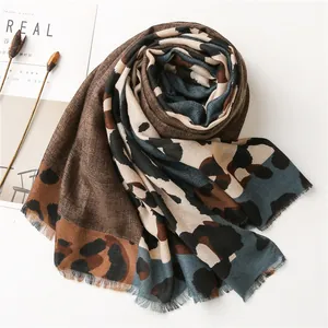 Elegante sciarpa con stampa leopardata marrone e blu con bordi a frange morbide
