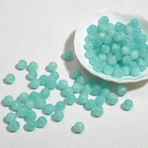 Macro-opname van 10 mm lichtcyaan acryl kralen met glitter voor het maken van sieraden