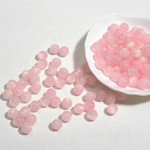 Close-up van 10mm roze glitter acryl kralen voor het maken van handgemaakte sieraden