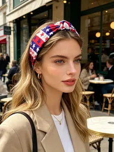 Serre-tête noué étoilé et rayé pour la fête de l'indépendance américaine porté par un mannequin