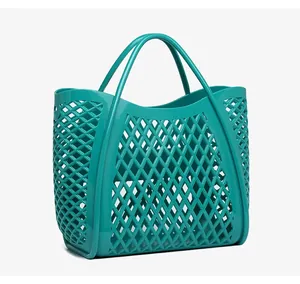 Detailansicht einer leuchtend türkisfarbenen hohlen Jelly-Tragetasche für Strand oder Shopping.