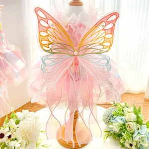 Detailaufnahme eines rosa Haustier-Prinzessinnenkleides mit Schmetterlingsstickerei