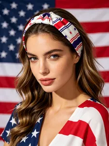 Gros plan détaillé du bandeau noué avec le motif du drapeau américain pour la fête nationale.