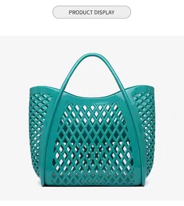 Nahaufnahme einer blaugrünen, ausgehöhlten Silikon-Gelee-Tasche mit Netzdesign