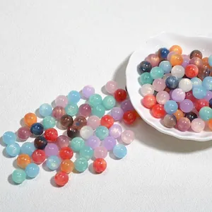 Detailopname van 10mm kleurrijke glitter acryl kralen voor DIY-sieraden maken