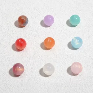 Gedetailleerd overzicht van 10 mm kleurrijke glinsterende acrylhars kralen voor DIY
