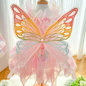 Detailaufnahme eines rosa Feen-Haustierkleids mit großer bunter Schmetterlingsstickerei