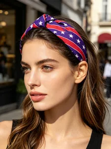 Vue détaillée d'un bandeau large noué avec des motifs d'étoiles et de rayures.