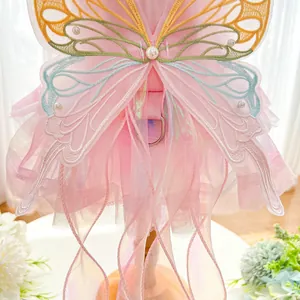 Detailansicht eines rosa Haustier-Feenkleids mit großer Schmetterlingsstickerei und Perlen