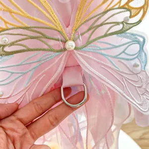 Nahaufnahme des Schmetterlingsflügel-Designs am Haustier-Hochzeitskleid mit D-Ring
