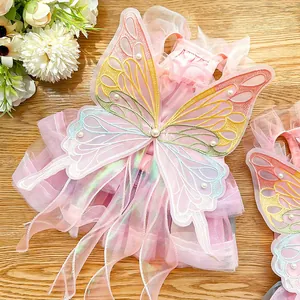 Detailansicht der Schmetterlingsflügel und Perlenverzierungen am Haustier-Prinzessinnenkleid.