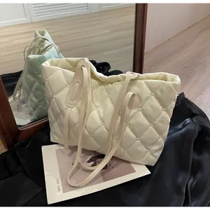 Chic sac fourre-tout matelassé blanc crème pour femmes, détail style hivernal.