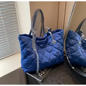Élégant sac cabas matelassé bleu avec un motif de losanges pour l'hiver automne