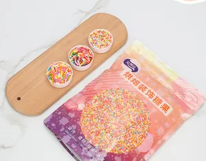 Dettaglio di granella di zucchero colorata commestibile per decorazione di torte