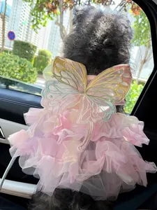 Rückansicht eines Schmetterlingsfee-Haustierkleides mit rosa Tutu und Flügeln