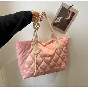 Sac cabas matelassé rose élégant pour femme avec anses crème, chic sac à bandoulière