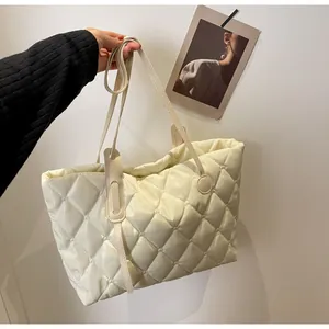 Élégant sac cabas matelassé blanc pour femme, idéal pour les saisons automne et hiver.