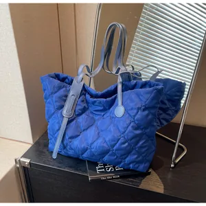 Sac cabas matelassé bleu élégant pour femme, sac à main d'hiver de style puffer.