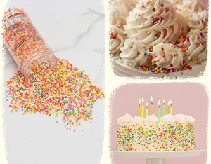 Macro visione di perline di zucchero colorate che decorano una torta festiva